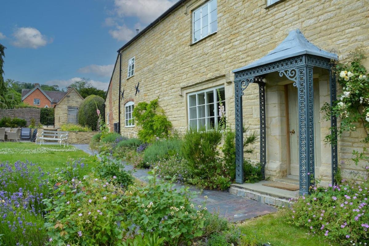 Beautiful Cotswold Farmhouse With Hot Tub Manchester Exterior photo